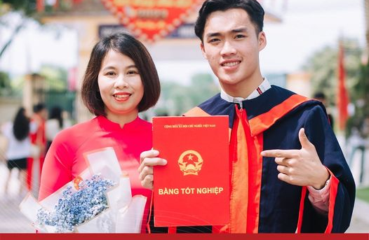 Đại học Duy Tân trao học bổng toàn phần cho cậu học trò nghèo xứ Nghệ